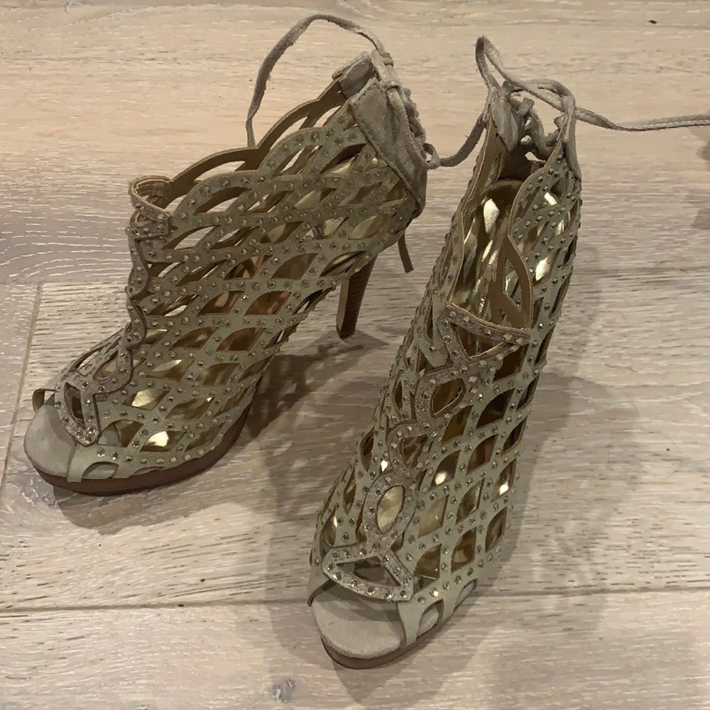 Two lips heels